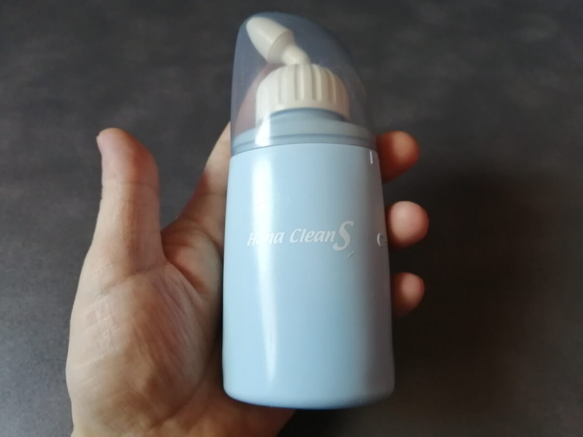 成人男性の手のひらに収まるハナクリーンSのサイズ感