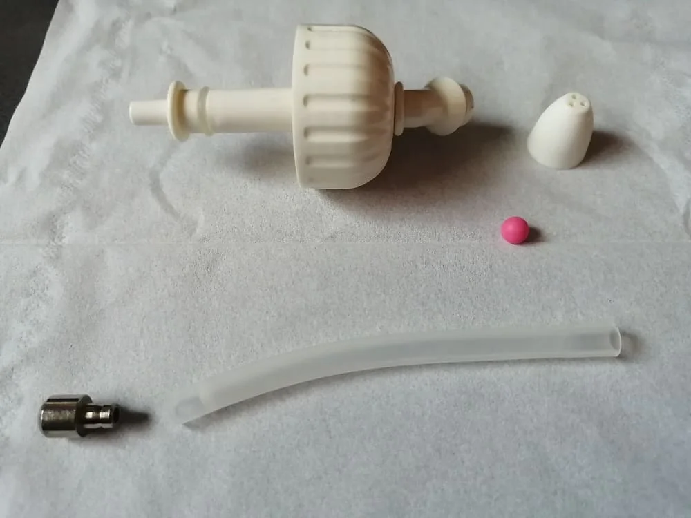 ハナクリーンSの分解してみた図、ここまで細かくパーツが分かれてます。