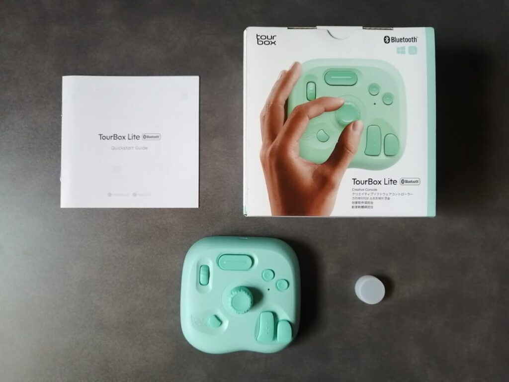 TourBox Liteの外箱と本体アクアグリーンを並べた写真
