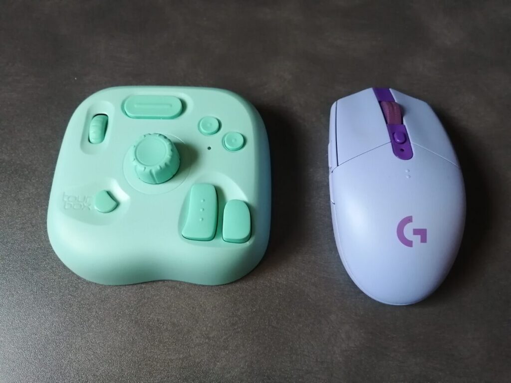 TourBox Liteのサイズ感を比べる為、G304を隣に置いてみた画像。