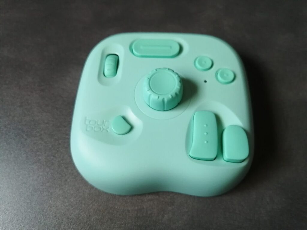 TourBox Liteアクアグリーンの全体を斜め上から撮影した写真