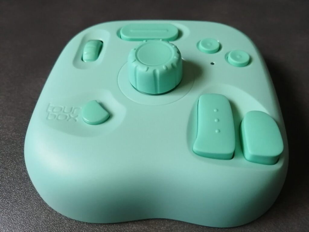 TourBox Liteの各種ボタンとノブの形状がわかるクローズアップ写真