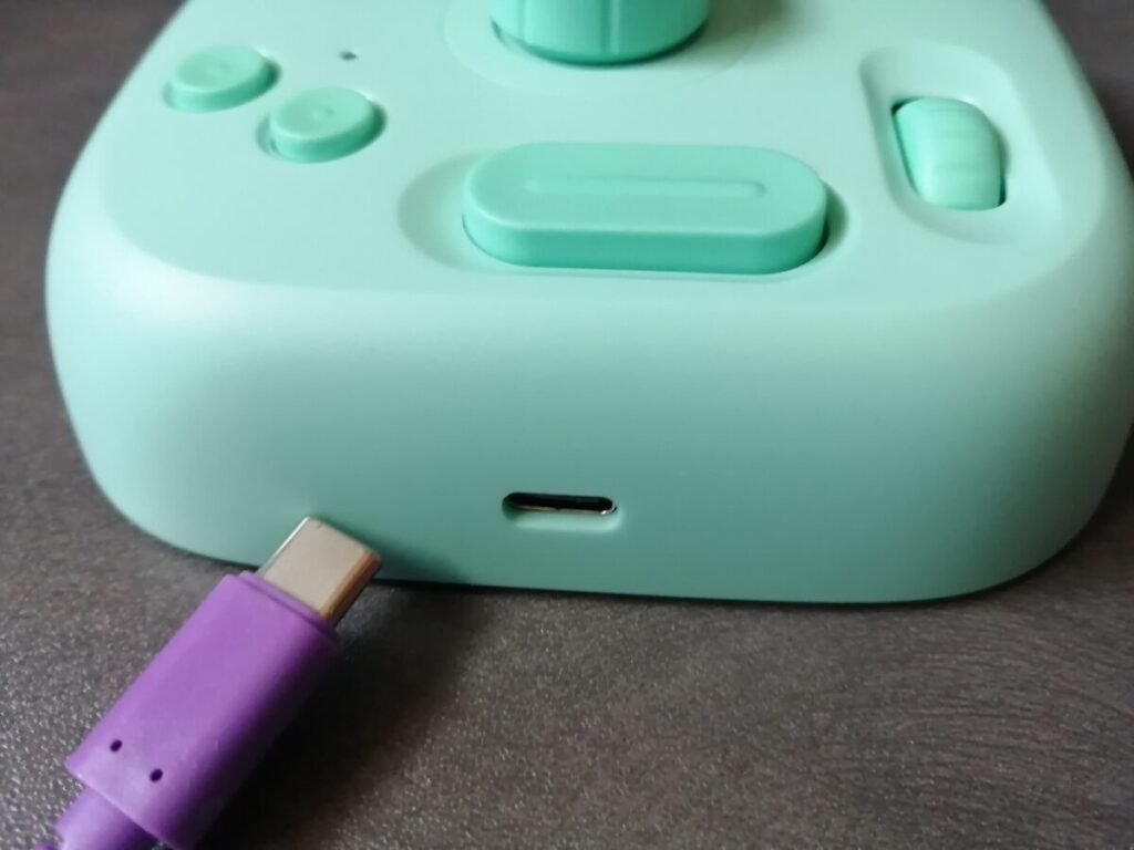 TourBox Lite側面のUSB Type-Cポートとボタンの厚みがわかる写真