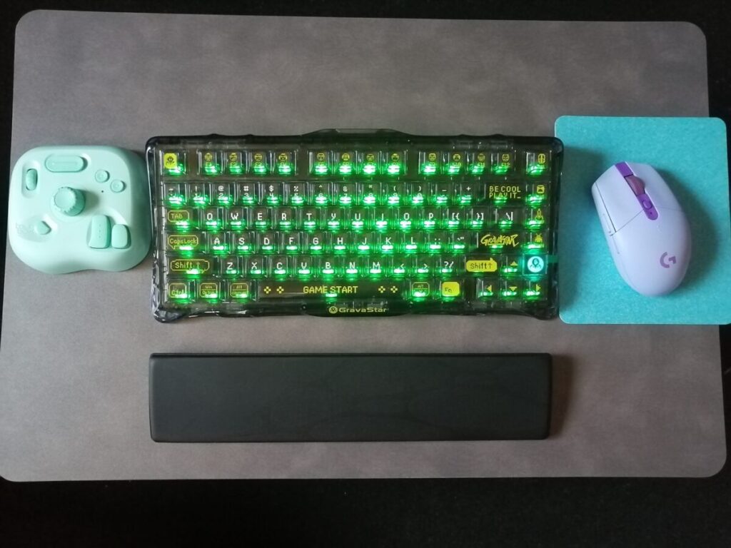 緑色に光るGravaStarキーボードとアクアグリーンのTourBox Liteが並ぶ完成されたデスク環境