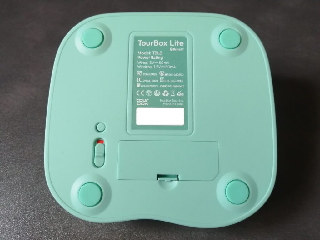 TourBox Lite底面の4か所の滑り止めゴムと製品情報