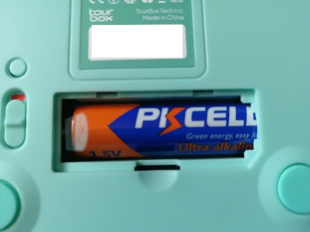 背面の電池の部分。電池は単3形です。こちらは付属していたものをそのまま使用中。