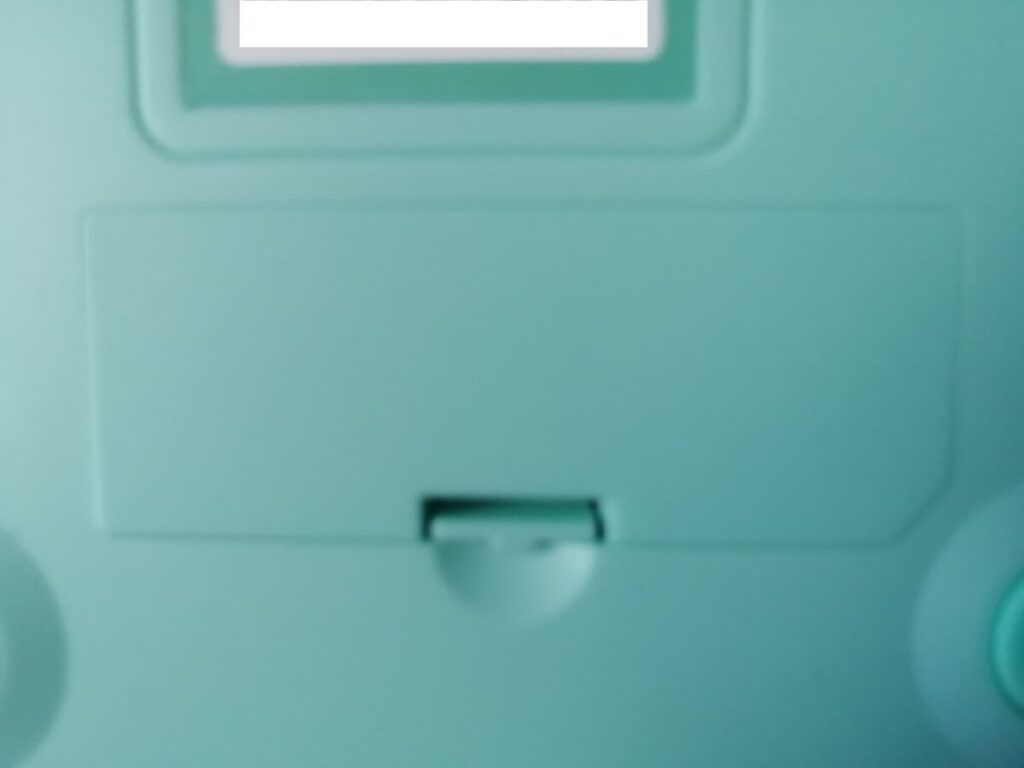 電池のカバー部分。パッキンがの爪の部分がやや心配。