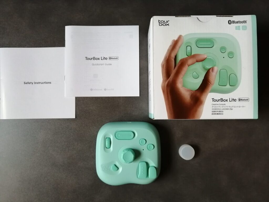 TourBox Liteの外箱と本体アクアグリーンを並べた写真