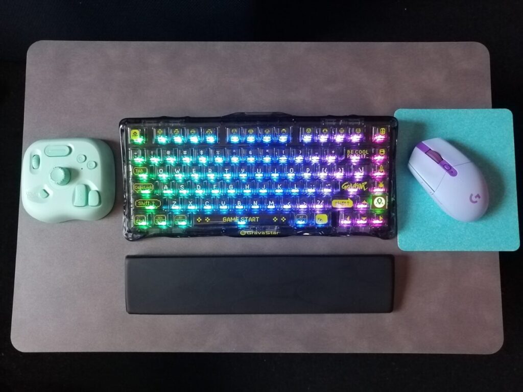 サイドテーブルに配置されたK1 Lite、パームレスト、Logicool G304、TourBox Lite。コンパクトな機材でまとめられた作業環境。