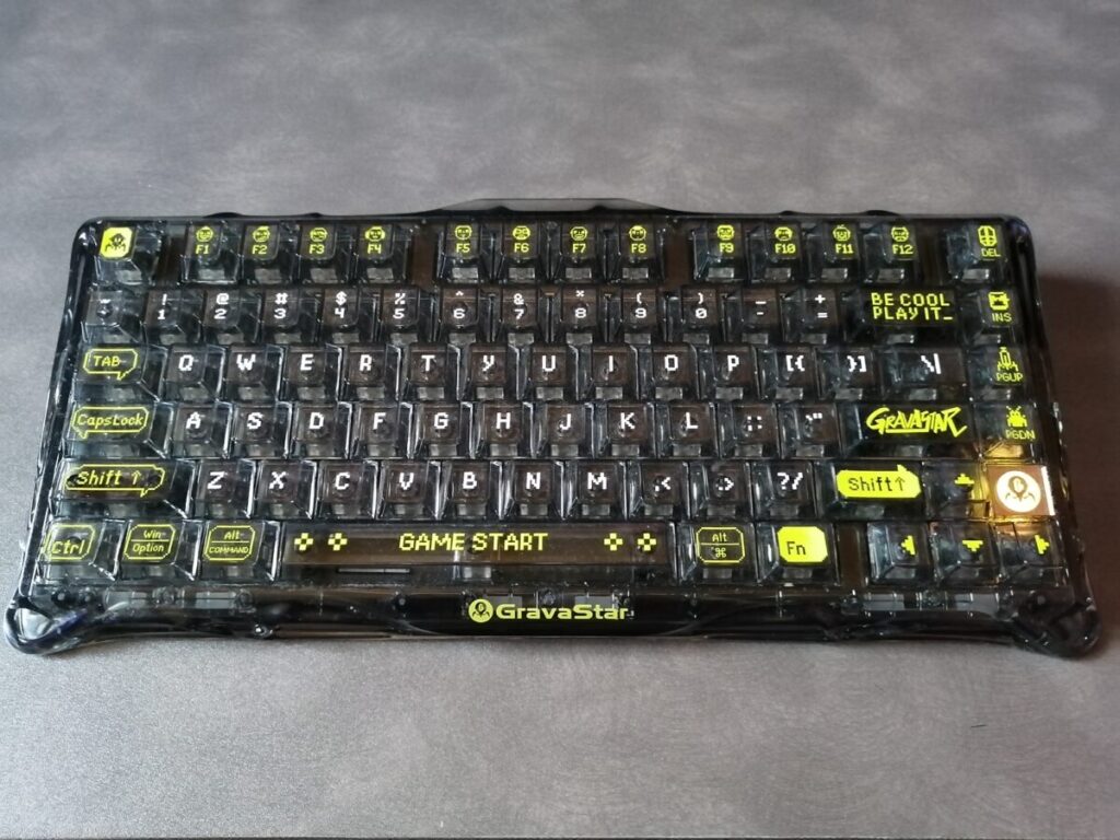 ライティングをオフにした状態のGravaStar Mercury K1 Lite。透明なポリカーボネートフレームの質感が際立っている。