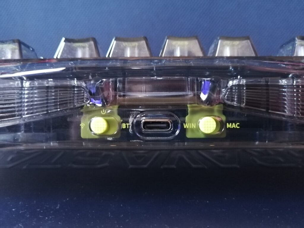 GravaStar K1 Liteの背面にある3段階の接続切り替えスイッチとUSB Type-Cポート。