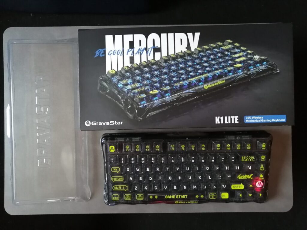 GravaStar K1 Liteの本体と外箱、そしてキーボードを保護する透明なプラスチック製ダストカバー。