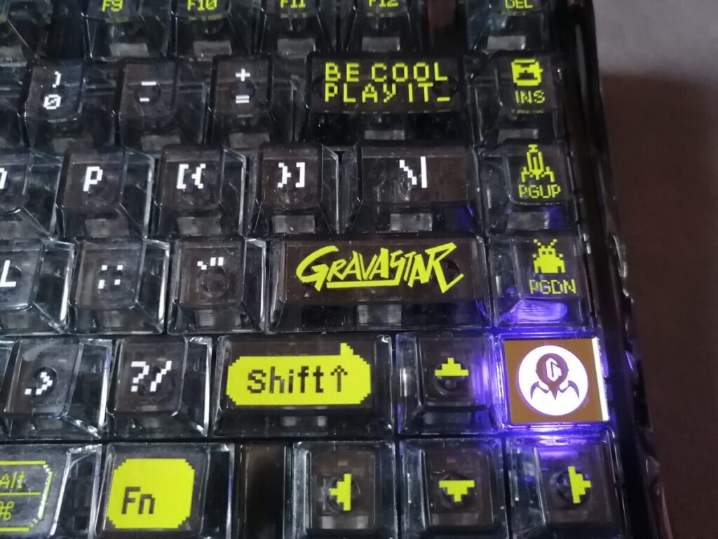 英語配列特有の横長なエンターキーのアップ画像。キーにGravaStarの文字。遊び心があって良い感じ。