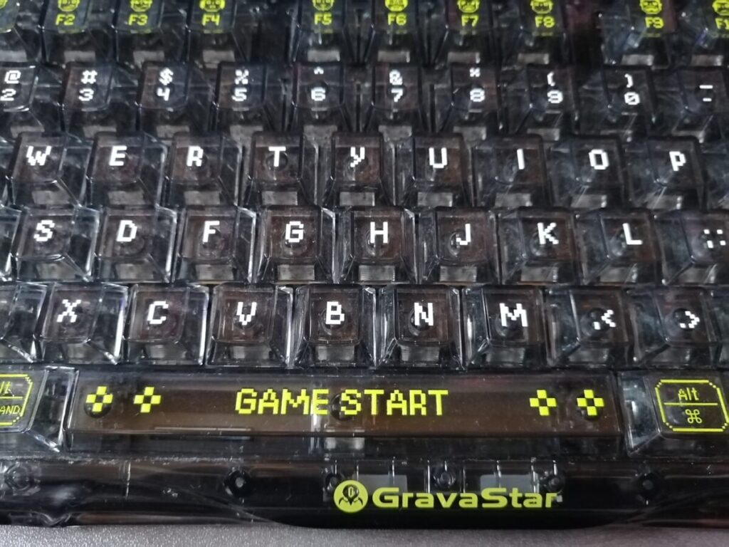 GravaStar K1 Liteの幅広なスペースキー。黄色いペイント風のフォントで「GAME START」と刻印されている。