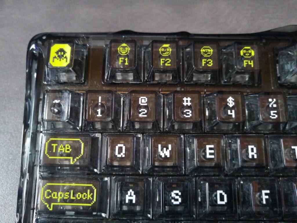 GravaStar K1 Liteの左上部分。ESCキーにGravaStarのロゴアイコンがデザインされている。