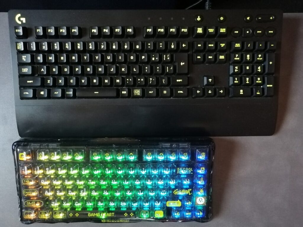 Logicool G213（上）とGravaStar K1 Lite（下）のサイズ比較。75%配列によるコンパクトさが一目でわかる。