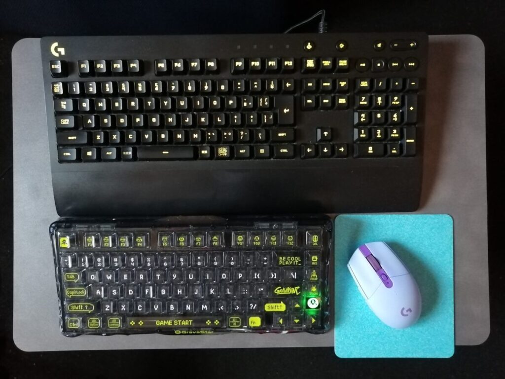 Logicool G213（上）とGravaStar K1 Lite（下）のサイズ比較。75%配列によるコンパクトさが一目でわかる。