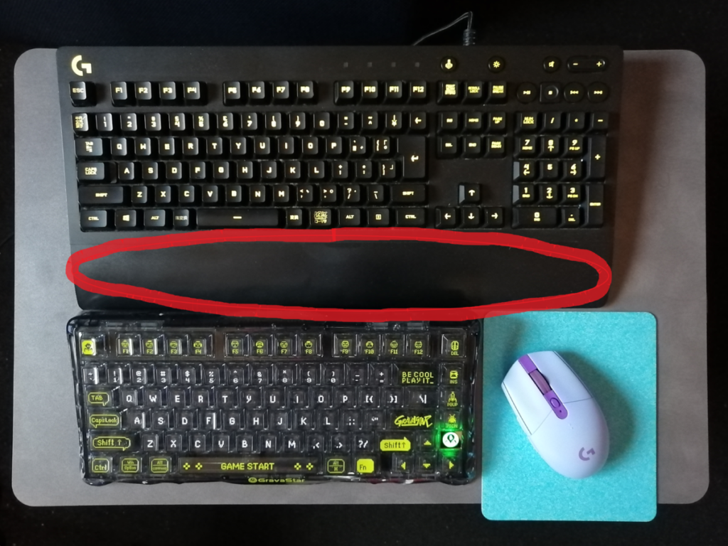 パームレスト一体型のロジクールG213と、分離型のGravaStar K1 Liteを並べて省スペース化を比較している様子