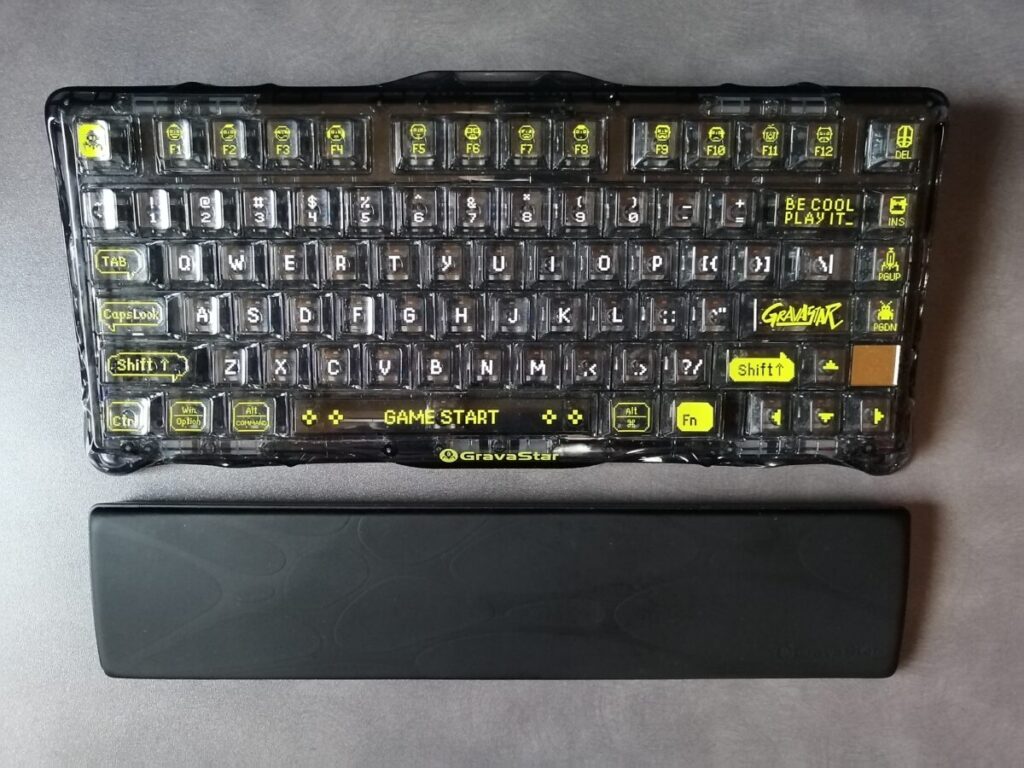 GravaStar K1 Liteと専用パームレストを並べた様子。デザインの統一感があり、手首を支える高さが最適化されている。