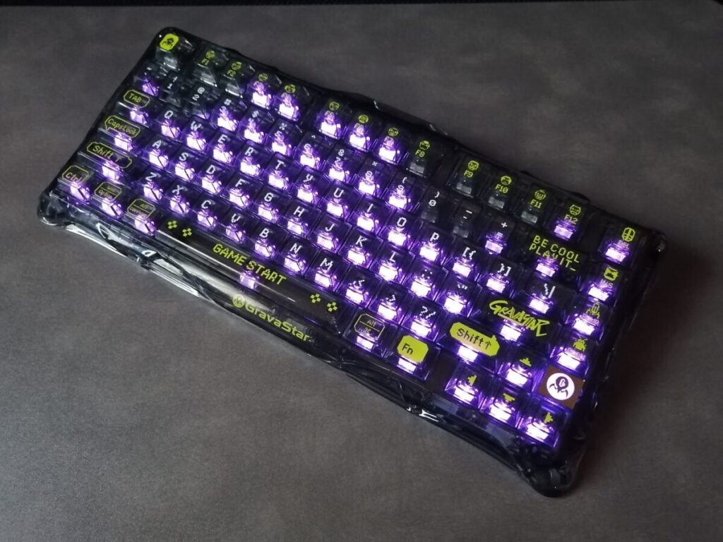 紫色に光るGravaStar K1 Lite。スケルトンボディを通してLEDの光が幻想的に拡散している様子。