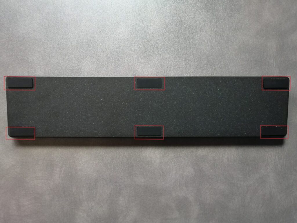 パームレストの裏面にある6カ所の滑り止めゴムを赤枠で強調した画像