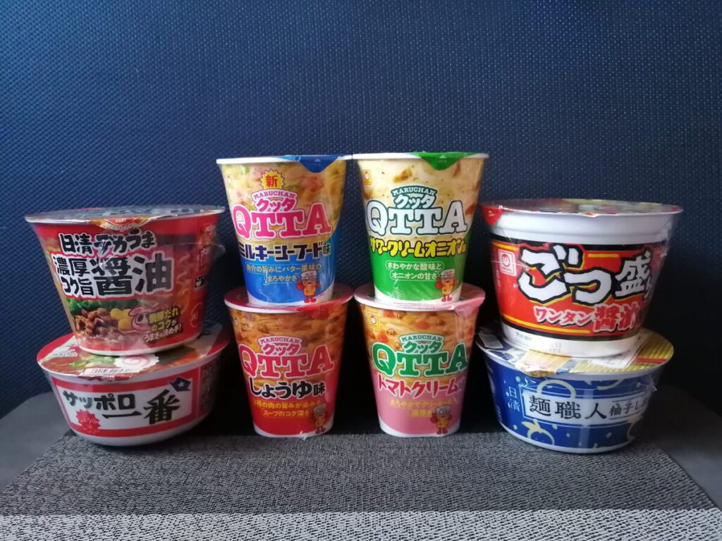 クローゼットに隠されたカップラーメンの山とマルちゃんのQTTA