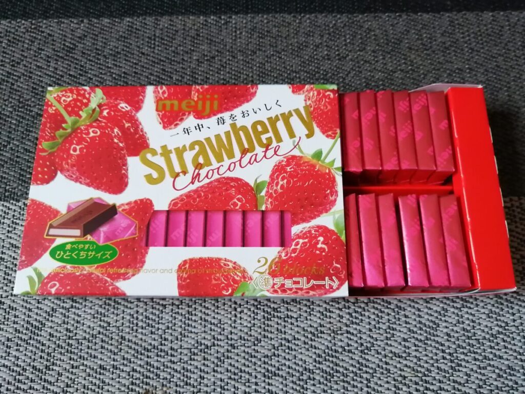 明治ストロベリーチョコレートの箱をスライドさせ、個包装されたチョコが並んでいる様子。