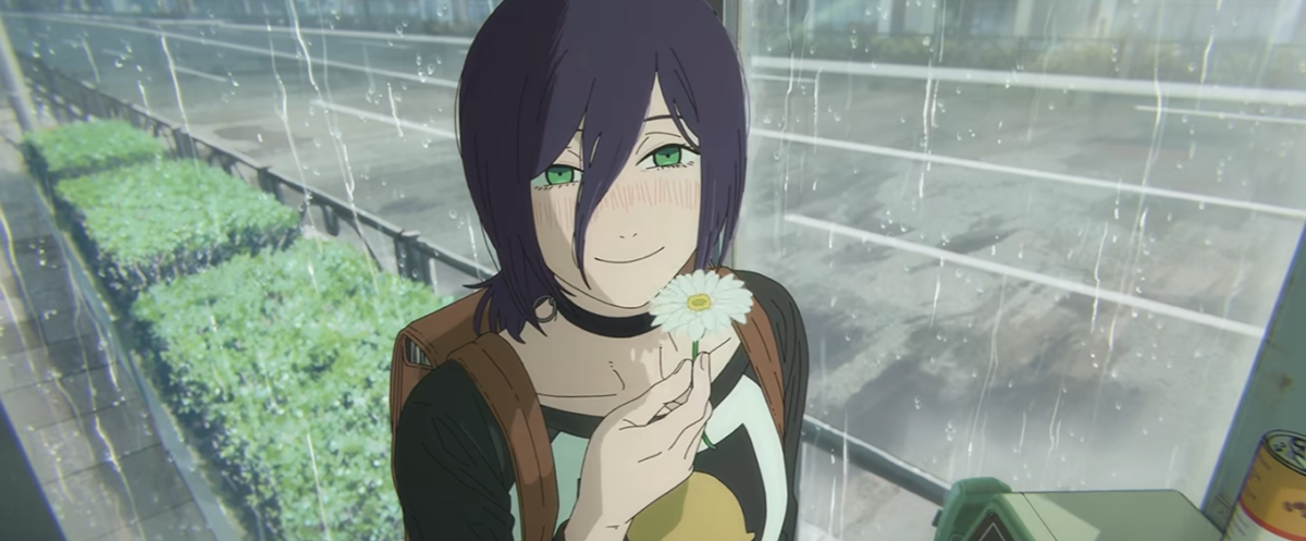 劇場版『チェンソーマン レゼ篇』より、デンジからもらった一輪の花に微笑むレゼの姿。米津玄師「IRIS OUT」のYouTube動画より。