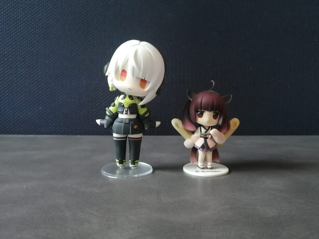 『ゼンレスゾーンゼロ』のフィギュア「HELLO! GOOD SMILE アンビー・デマラ」と「東北きりたん」のミニフィギュアを並べたサイズ比較写真。