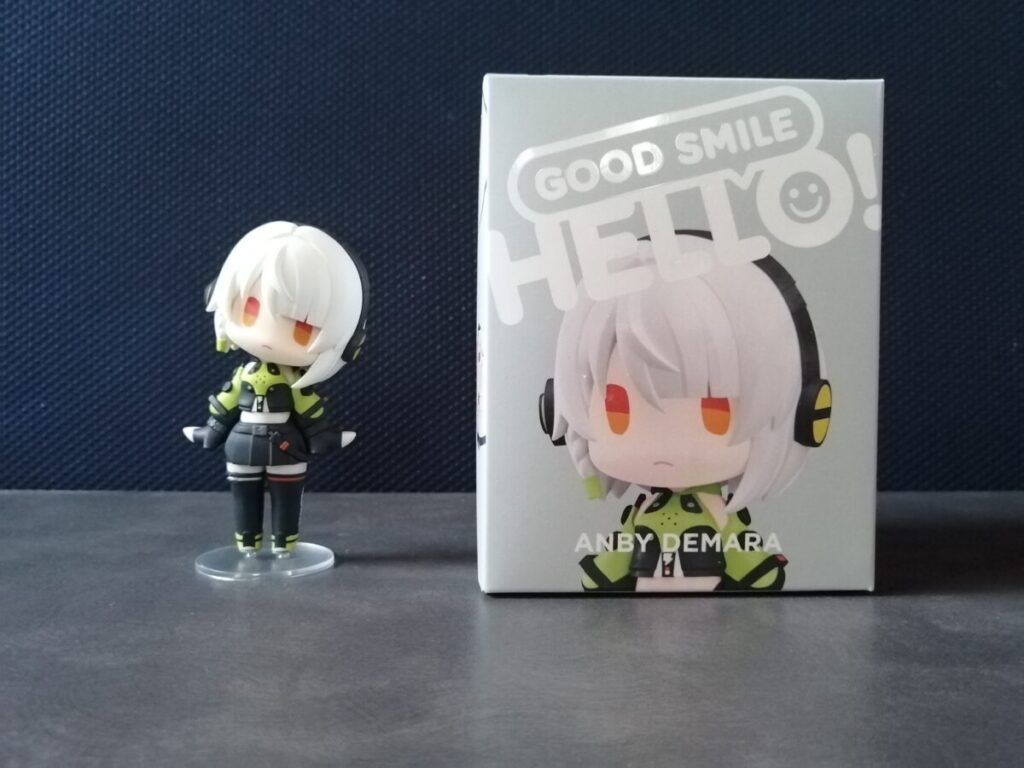 『ゼンレスゾーンゼロ』のフィギュア「HELLO! GOOD SMILE アンビー・デマラ」の外箱と、少し首をかしげて立つデフォルメフィギュア本体の開封写真。