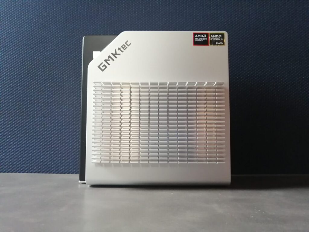 放熱性を高めるヒートシンクを取り付けた超小型ハイエンドミニPC「GMKtec EVO-X2」本体正面の写真。